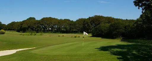 Le golf de Pen ar Bed, green et drapeau dans un cadre boisé