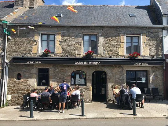 La crêperie Louise de Bretagne au Conquet, terrasse devant la bâtisse de pierre