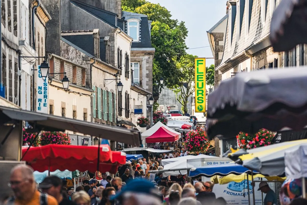 Le marché de Saint-Renan le samedi matin, ruelle animée