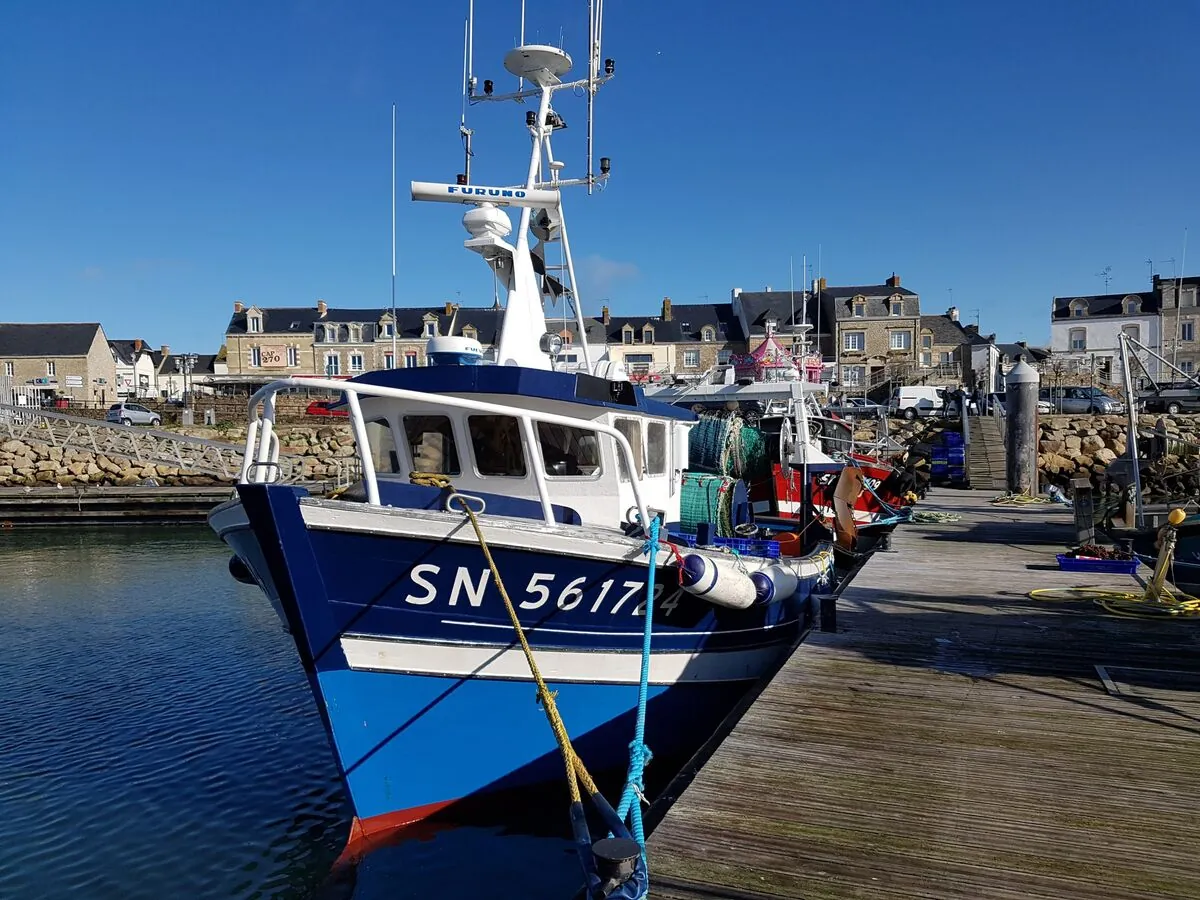 Bateau de pêche au port du Conquet, bleu et blanc à quai