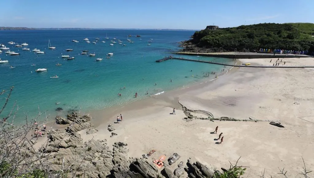 La plage de Bertheaume, crique de sable et bateaux au mouillage à l'entrée du goulet