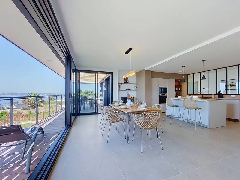 Séjour de 60 m² ouvert sur la terrasse et la mer