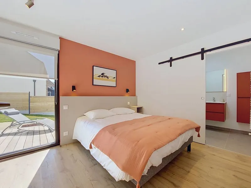 Suite parentale avec grand lit, salle d'eau attenante et accès terrasse