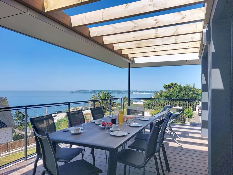 Terrasse plein sud avec mobilier et vue sur la mer d'Iroise